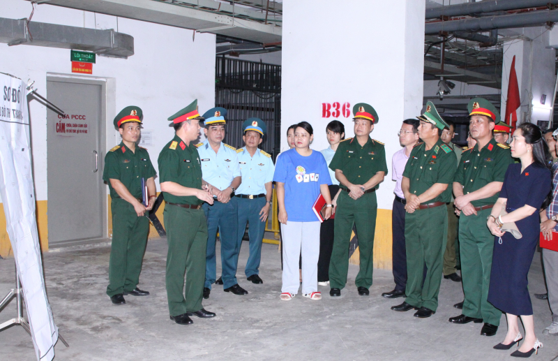 Đoàn khảo sát của Ủy ban Quốc phòng và An ninh khảo sát công tác phòng không nhân dân tại huyện Thanh Oai, TP. Hà Nội (1)